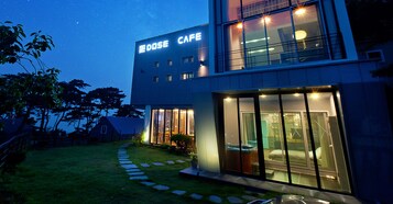Bagian depan properti - sore/malam