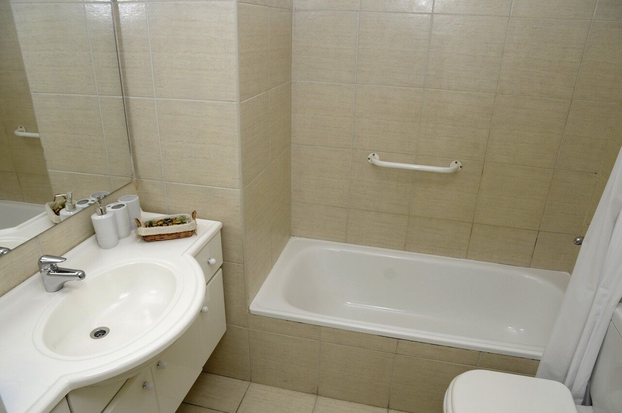 Ensemble douche/baignoire, sèche-cheveux, bidet, serviettes fournies