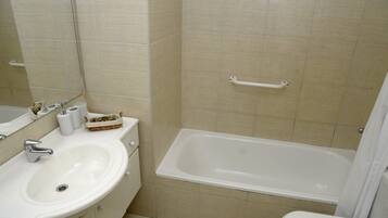 Ensemble douche/baignoire, sèche-cheveux, bidet, serviettes fournies