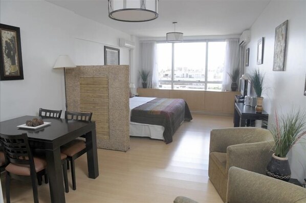 1 slaapkamer, een kluis op de kamer, een strijkplank/strijkijzer, wifi