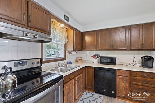  Cozy 2 bedroom home steps from ONU  W/ King bed & fenced in back yard.