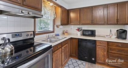 Cozy 2 bedroom home steps from ONU W/ King bed & fenced in back yard.