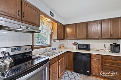  Cozy 2 bedroom home steps from ONU  W/ King bed & fenced in back yard.