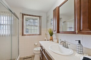Douche, sèche-cheveux, serviettes fournies, savon
