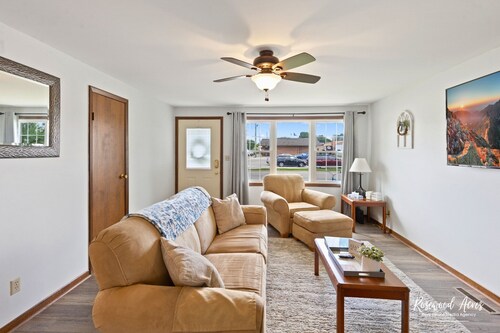  Cozy 2 bedroom home steps from ONU  W/ King bed & fenced in back yard.