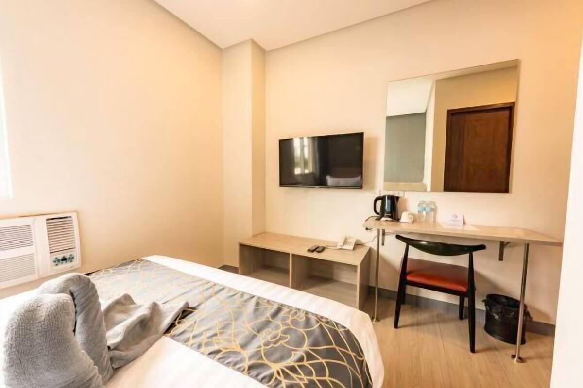 Een bureau, een laptopwerkplek, gratis wifi, beddengoed