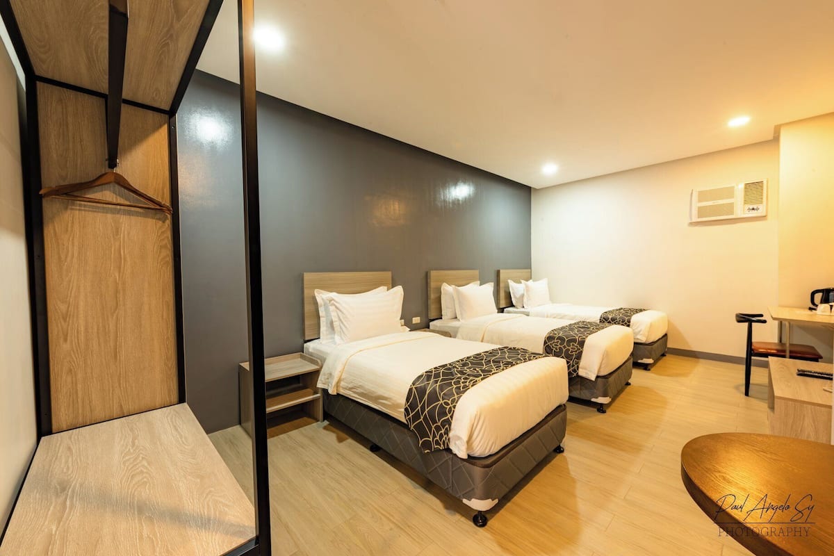 Deluxe driepersoonskamer, 3 eenpersoonsbedden | Een bureau, een laptopwerkplek, gratis wifi, beddengoed