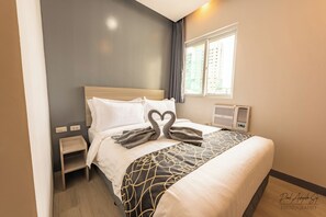 Escritorio, espacio para trabajar con laptop y wifi gratis 