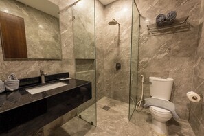 Shower, rainfall showerhead, free toiletries, bidet