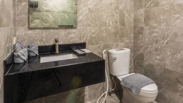 Shower, rainfall showerhead, free toiletries, bidet