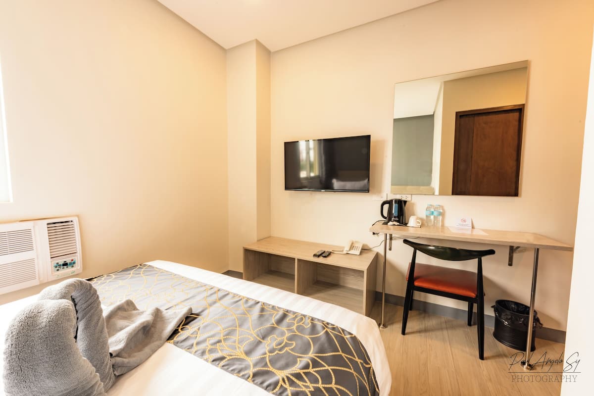 Standaard tweepersoonskamer | Een bureau, een laptopwerkplek, gratis wifi, beddengoed
