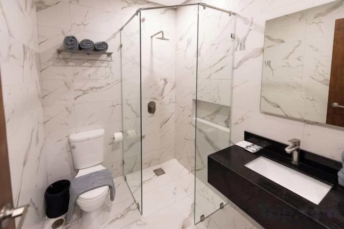 Een douche, een regendouche, gratis toiletartikelen, een bidet