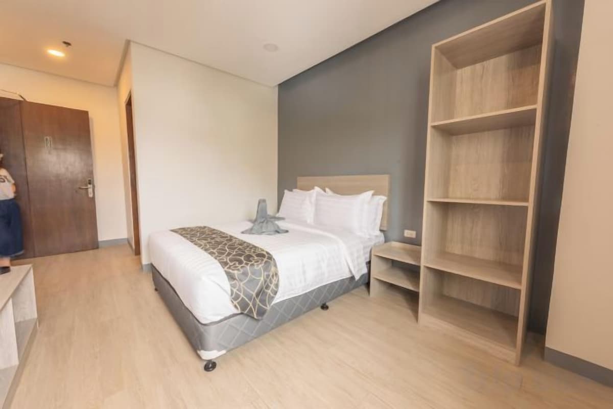 Een bureau, een laptopwerkplek, gratis wifi, beddengoed
