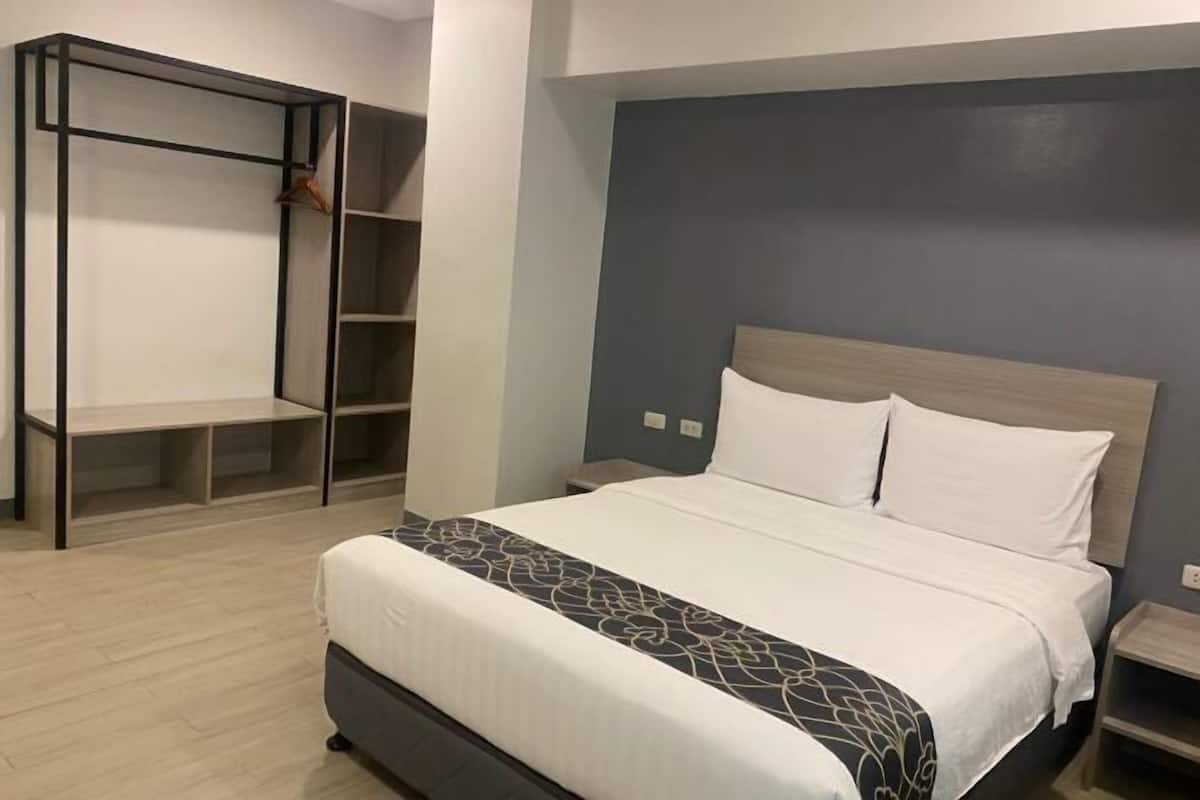 Desk, laptop workspace, free WiFi, bed sheets