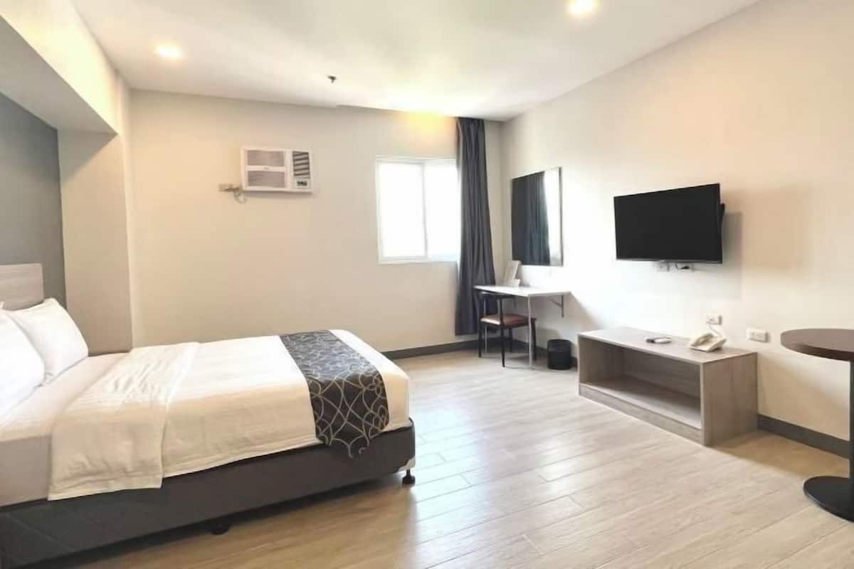 Een bureau, een laptopwerkplek, gratis wifi, beddengoed