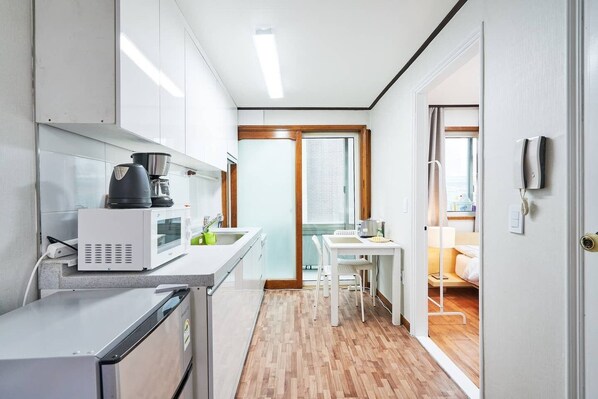 Frigorifero, microonde, pentole/stoviglie/utensili, spezie