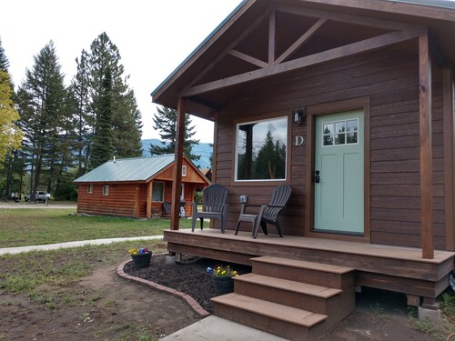 A cozy, affordable studio cabin close to Glacier Park, Flathead Lake  and more!