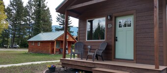 A cozy, affordable studio cabin close to Glacier Park, Flathead Lake  and more!