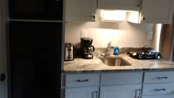 Refrigerador, microondas, parrilla de estufa y cafetera y tetera