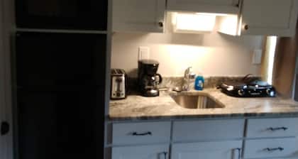 A cozy, affordable studio cabin close to Glacier Park, Flathead Lake and more!