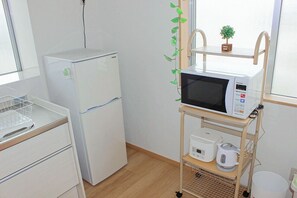 客房 (2F) | 私人廚房 | 電冰箱、微波爐、爐台、鍋具/餐盤/廚房用品