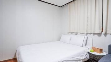 2 bedrooms, iron/ironing board, internet