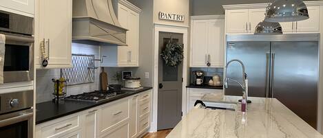 冷蔵庫、電子レンジ、オーブン、コンロ