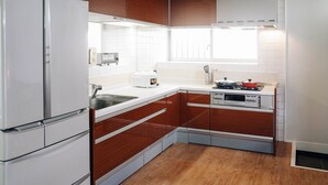 Private Vacation Home | Private kitchenette | Fridge, microwave, stovetop, cookware/dishes/utensils - Pension Seiran (Ginowan)