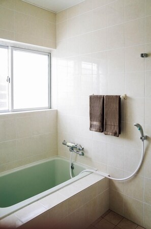 一棟貸し | バスルーム | 個別の浴槽とシャワー、バスアメニティ (無料)、ヘアドライヤー、スリッパ