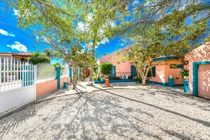 Property grounds - NEW RENOVATION - Beachside One-Bedroom Suite (Savaneta)