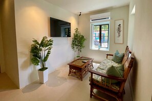 Smart-TV, Bücher, Arbeitsbereiche, Computerbildschirme