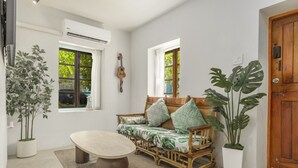 Smart TV, books, offices, computer monitors - NEW RENOVATION - Beachside Two-Bedroom Suite (Savaneta)