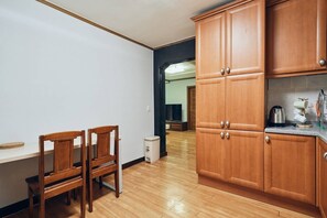 Réfrigérateur, micro-ondes, cafetière/bouilloire