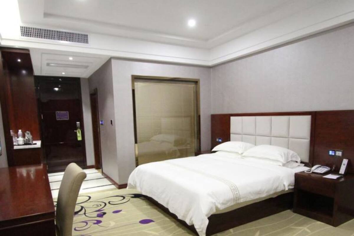 Kamar Double Desain | Meja kerja, tirai kedap cahaya, dan Wi-Fi gratis