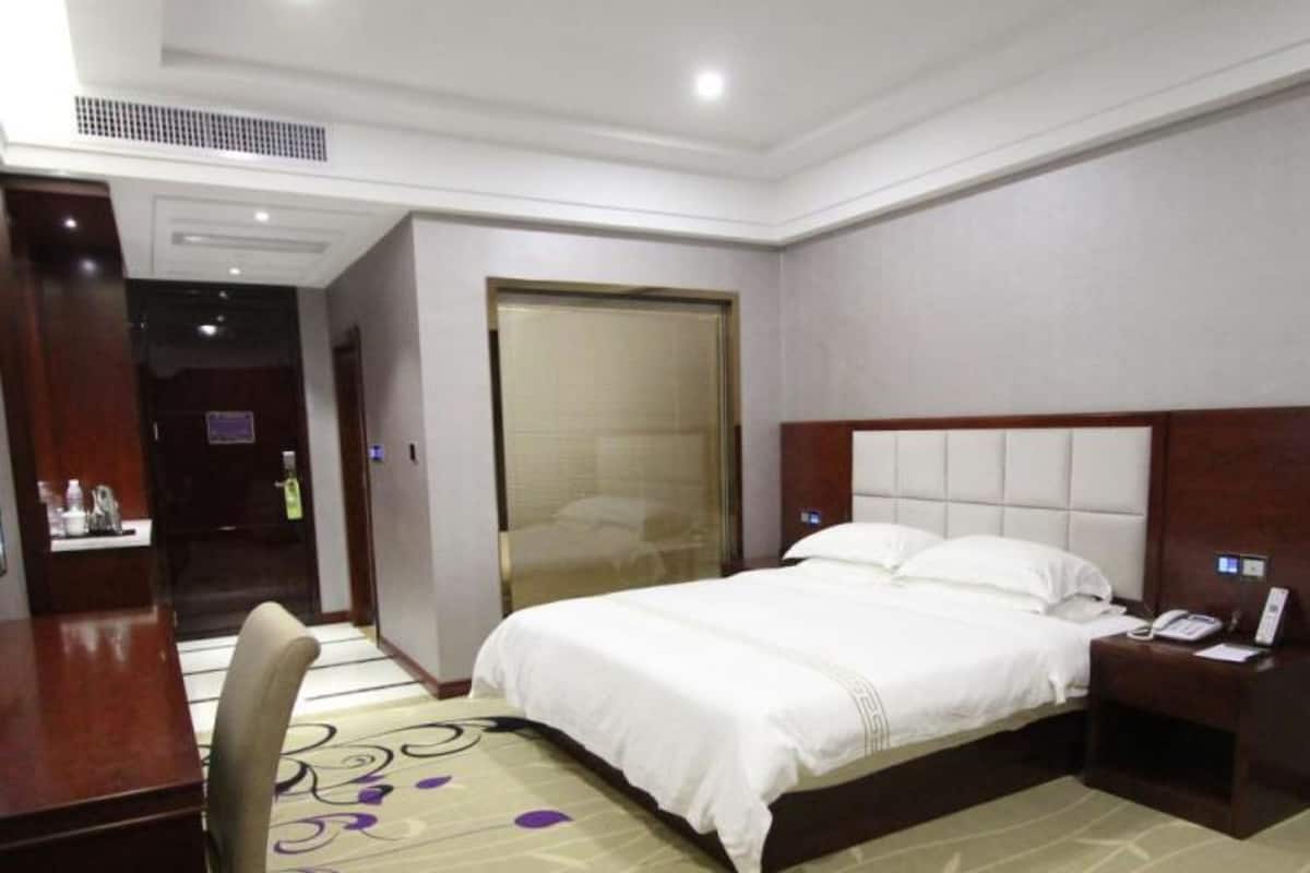 Design Double Room | 1 bedroom, desk, blackout drapes, free WiFi