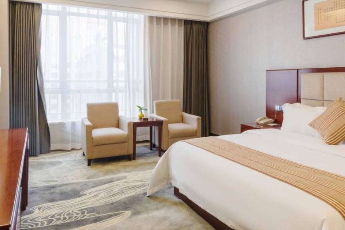 Kamar Double Eksklusif | Meja kerja, tirai kedap cahaya, dan Wi-Fi gratis