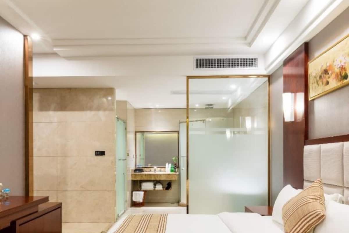Business Suite | 1 bedroom, desk, blackout drapes, free WiFi