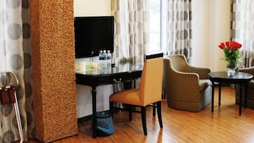 1 dormitorio, escritorio, tabla de planchar con plancha