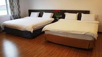 Suite familiar | 1 habitación, escritorio y tabla de planchar con plancha