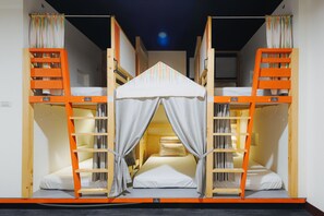 共用宿舍, 僅限女士 | 房內用餐