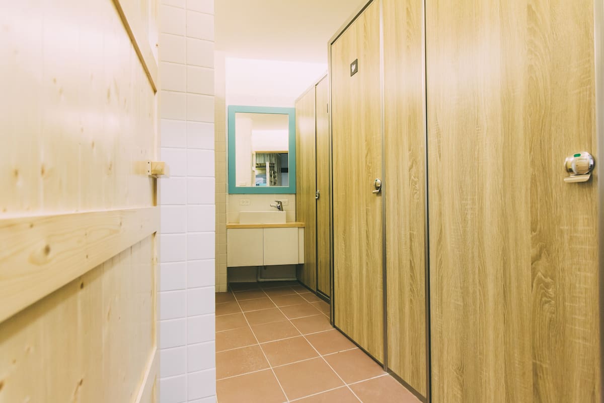 Douche, sèche-cheveux, serviettes fournies, shampoing