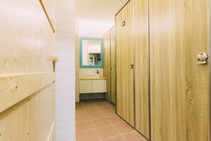 Pancuran mandi, pengering rambut, tuala disediakan, syampu 