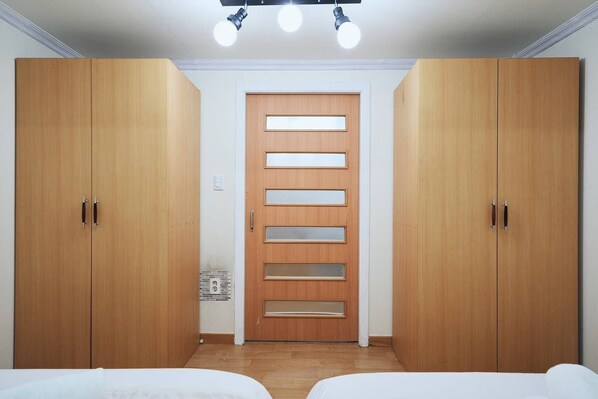 2 bedrooms, iron/ironing board, WiFi