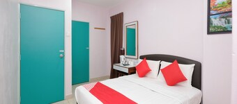 OYO 89877 Sun Triang Hotel