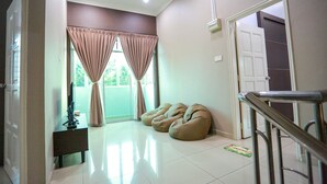 Exclusive Bungalow | Living area | Flat-screen TV - Bersatu Homestay (Muar)