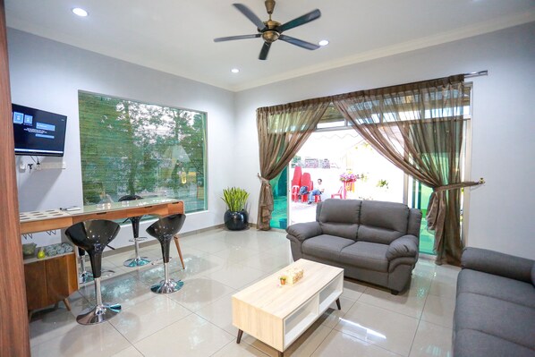 Bungalow exclusif | Salle de séjour | Téléviseur à écran plat