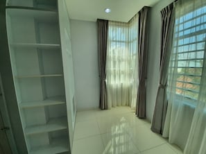 Exclusive Bungalow | 7 bedrooms, blackout drapes, iron/ironing board, bed sheets - Bersatu Homestay (Muar)