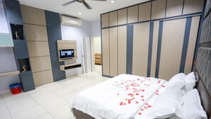 Exclusive Bungalow | 7 bedrooms, blackout drapes, iron/ironing board, bed sheets - Bersatu Homestay (Muar)