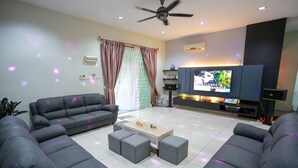 Exclusive Bungalow | Living room | Flat-screen TV - Bersatu Homestay (Muar)