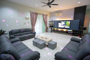 Exclusive Bungalow | Living room - Bersatu Homestay (Muar)